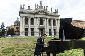 ‘Concertone’ all’alba del pianista solitario sul pratone di S. Giovanni ‘Concertone’ all’alba del pianista solitario sul pratone di S. Giovanni