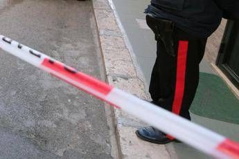 Roma, spara alla madre e si uccide