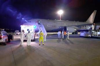 Coronavirus, atterrato a Palermo aereo militare con italiano contagiato bloccato in Guinea Coronavirus, atterrato a Palermo aereo militare con italiano contagiato bloccato in Guinea
