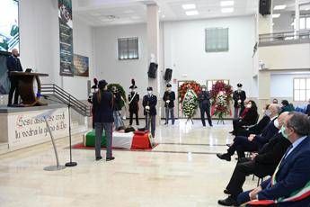 Poliziotto ucciso, a Napoli l'ultimo saluto ad Apicella Poliziotto ucciso, a Napoli l'ultimo saluto ad Apicella
