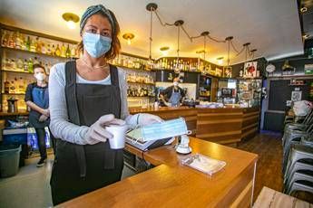 Fase 2, Bolzano accelera: riaprono bar, negozi e parrucchieri Fase 2, Bolzano accelera: riaprono bar, negozi e parrucchieri
