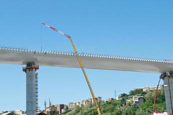 Ponte Genova, autogru trancia linea alta tensione: fiammata e boato