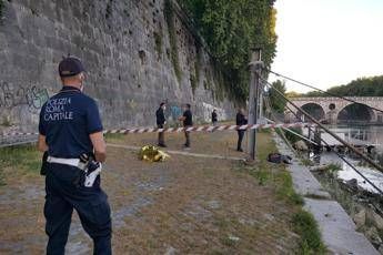 Omicidio a Ponte Sisto, fermato nega: Non l'ho ucciso io Omicidio a Ponte Sisto, fermato nega: Non l'ho ucciso io