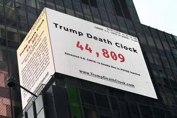 Coronavirus, a Times Square spunta l'orologio della morte di Trump