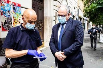 Gualtieri calcola al barista i benefici delle misure del governo Gualtieri calcola al barista i benefici delle misure del governo