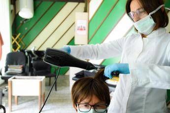 Nuovo Dpcm, parrucchieri aperti anche in zone rosse Nuovo Dpcm, parrucchieri aperti anche in zone rosse