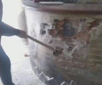 Grazie Covid 19, pizzaiolo distrugge il locale/Video Grazie Covid 19, pizzaiolo distrugge il locale/Video