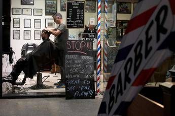 Nuova Zelanda, parrucchieri riaperti: clienti in coda dalla notte Nuova Zelanda, parrucchieri riaperti: clienti in coda dalla notte