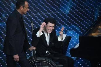 Carlo Conti: Ezio Bosso uno degli incontri più emozionanti della mia vita Carlo Conti: Ezio Bosso uno degli incontri più emozionanti della mia vita