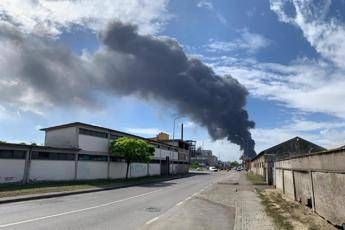 Incendio Marghera, sui social la paura e la rabbia dei residenti Incendio Marghera, sui social la paura e la rabbia dei residenti