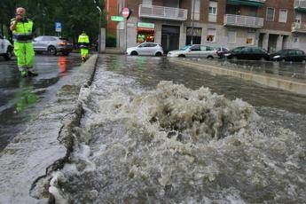 Nubifragio su Milano, esonda il Seveso Nubifragio su Milano, esonda il Seveso