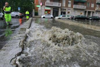 Nubifragio su Milano, esonda il Seveso