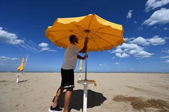 Fase 2, regole in spiaggia: 10 metri quadri per ombrellone e lettini a 1,5 metri