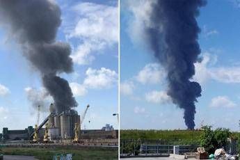 Marghera, incendio in azienda di prodotti chimici: 2 operai feriti Marghera, incendio in azienda di prodotti chimici: 2 operai feriti