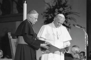 Wojtyla, tra il '91 e il '92 andò in segreto al capezzale di Ratzinger Wojtyla, tra il '91 e il '92 andò in segreto al capezzale di Ratzinger