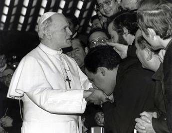 Wojtyla, bimba attentato: Per me è come un papà Wojtyla, bimba attentato: Per me è come un papà