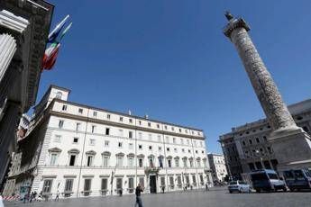 Fase 2, Conte firma il Dpcm: ecco regole per ripartire Fase 2, Conte firma il Dpcm: ecco regole per ripartire