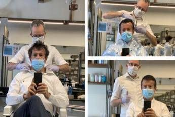 Gori e la foto dal barbiere: Adesso è davvero fase 2 Gori e la foto dal barbiere: Adesso è davvero fase 2