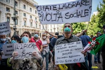 Ci hanno dissanguato, ambulanti protestano a Milano Ci hanno dissanguato, ambulanti protestano a Milano