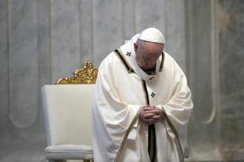 Papa colpito da sciatalgia, salta Te Deum e messa di domani