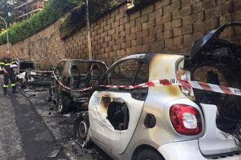 Incendio nella notte a Roma, 4 auto distrutte al Casaletto Incendio nella notte a Roma, 4 auto distrutte al Casaletto