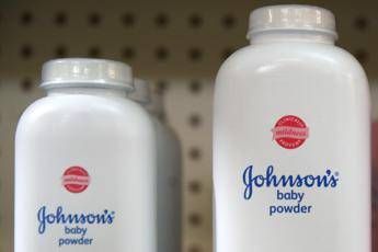 Johnson & Johnson, stop a vendita talco per bimbi negli Usa Johnson & Johnson, stop a vendita talco per bimbi negli Usa