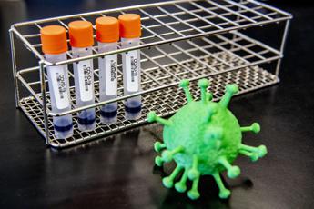 Il virologo Caruso: Con caldo e mascherine virus sta perdendo forza