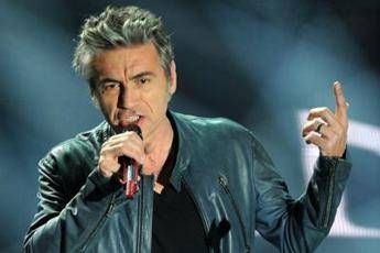 Ligabue: Bacio gay? Non sono io, attenti a fake news Ligabue: Bacio gay? Non sono io, attenti a fake news