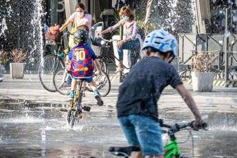 Coronavirus, bimbi all'aperto con occhiali da sole e mascherina Coronavirus, bimbi all'aperto con occhiali da sole e mascherina