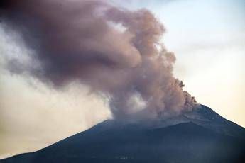 Etna, nube di cenere alta 4.500 metri Etna, nube di cenere alta 4.500 metri