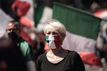 Mascherine tricolori ancora in piazza