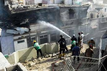 Pakistan, 97 morti nello schianto dell'Airbus Pakistan, 97 morti nello schianto dell'Airbus