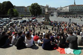 Torino, folla in piazza per frecce tricolori. Appendino: Così non va