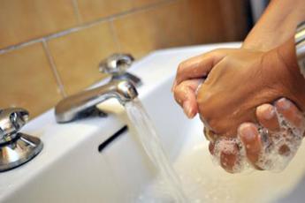 Coronavirus, italiani si lavano mani anche 20 volte al giorno