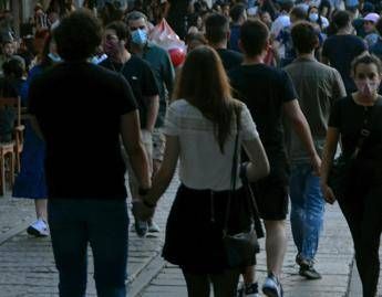 Abbraccia la fidanzata in strada, multa di 400 euro Abbraccia la fidanzata in strada, multa di 400 euro