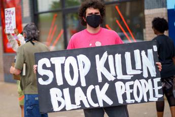 Non respiro: polizia lo blocca, afroamericano muore