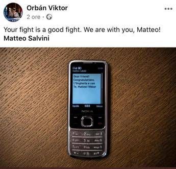 Salvini mostra sms 'vintage' di Orban: Ungheria è con te Salvini mostra sms 'vintage' di Orban: Ungheria è con te