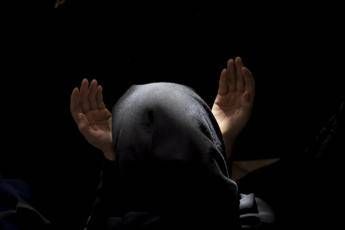 Iran, fugge a 14 anni con il suo amore: decapitata dal padre Iran, fugge a 14 anni con il suo amore: decapitata dal padre