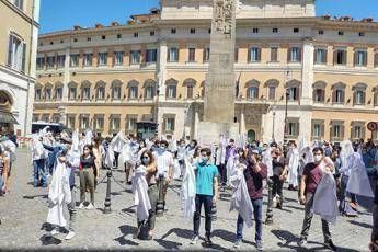 Manichini in camice accoltellati alle spalle, protesta giovani medici Manichini in camice accoltellati alle spalle, protesta giovani medici