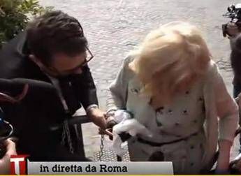Sandra Milo si incatena davanti a Palazzo Chigi Sandra Milo si incatena davanti a Palazzo Chigi