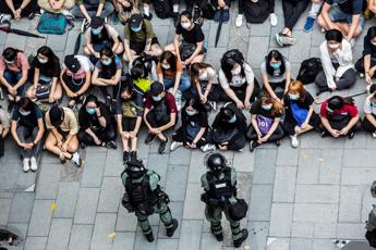 Hong Kong, raffica di arresti: 16 persone in manette, anche 2 deputati