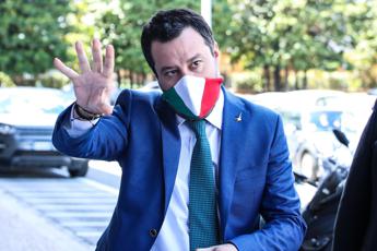Salvini replica a Azzolina: Plexiglas si scrive così