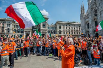 Gilet arancioni e Pappalardo a Milano, social scatenati