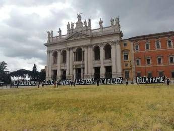 Lo spettacolo dal vivo scende in piazza. A Roma manifestazione sotto la pioggia