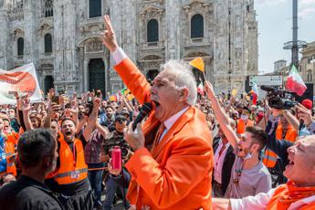 Pappalardo e i gilet arancioni, in piazza a Milano senza mascherine