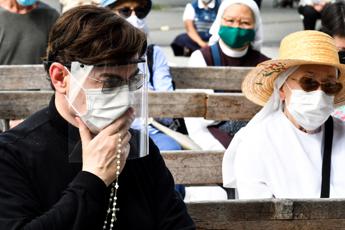 Covid, Francia: in oltre 1.400 comuni obbligo mascherina all'aperto
