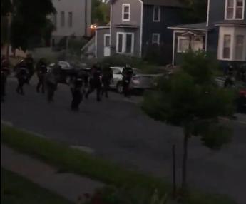 Polizia spara proiettili di vernice contro casa, il video choc