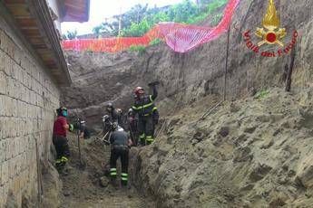 Napoli, crolla muro di contenimento: morti 2 operai Napoli, crolla muro di contenimento: morti 2 operai
