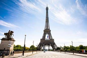 Riapre la Torre Eiffel, obbligo di mascherine e niente ascensori Riapre la Torre Eiffel, obbligo di mascherine e niente ascensori
