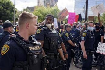 Trump, non sei a Hollywood: taci, lo sfogo del poliziotto di Houston Trump, non sei a Hollywood: taci, lo sfogo del poliziotto di Houston